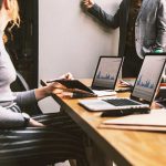 pohled na stůl s notebooky