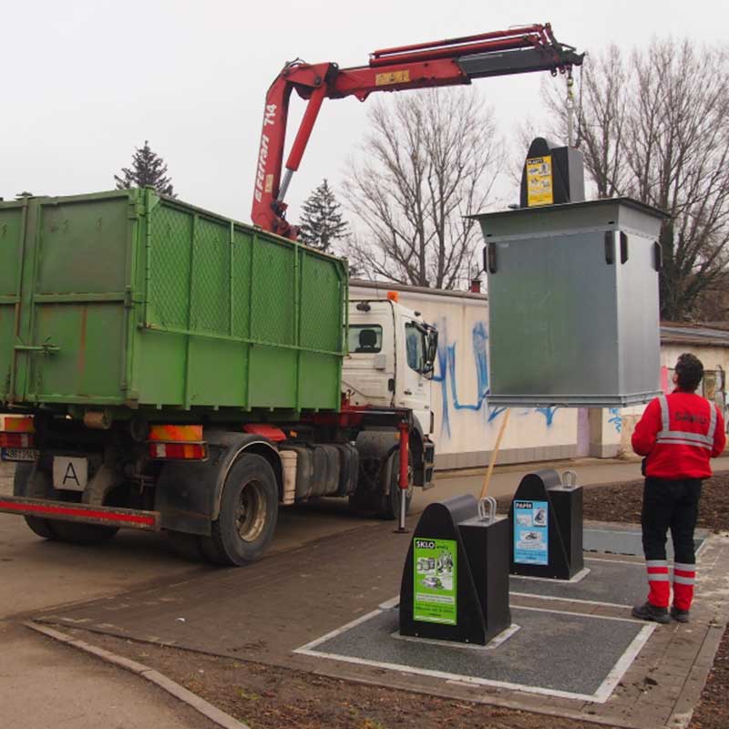pohled na kamion odstraňující kontejnery