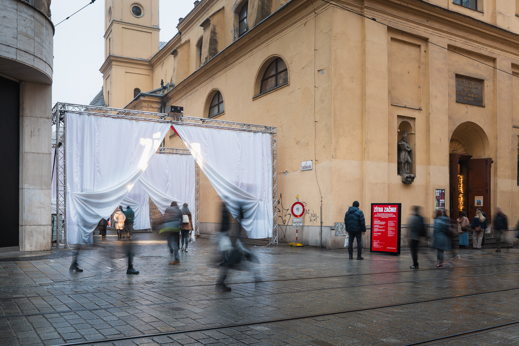 Festival zlozvyků proměnil Římské náměstí v místo zastavení a empatie