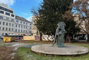 Park na Janáčkově náměstí: rekonstrukce za 15 milionů přinesla cesty, lavičky a stromy