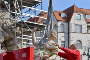 Kašna Parnas a socha Evropy: replika září na Zelňáku, originál chrání radnice