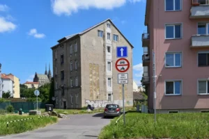Auta v parcích? Brno-střed staví sloupky a brání zelené plochy