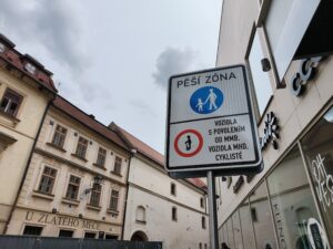 Neoprávněné vjezdy do pěší zóny: Brno-střed prosazuje semafor a důslednější postih