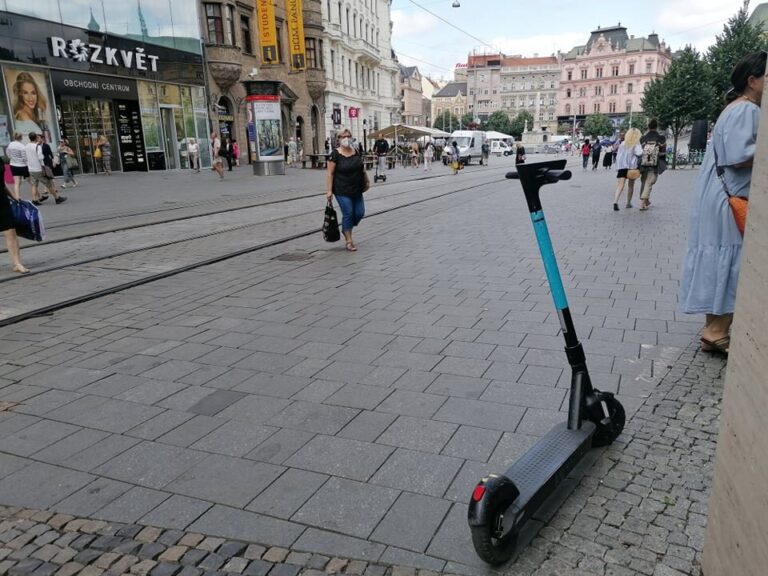 Pěší zóna bez jednokolek a s pomalejšími koloběžkami. Brno-střed prosadil novou pravidla pro centrum