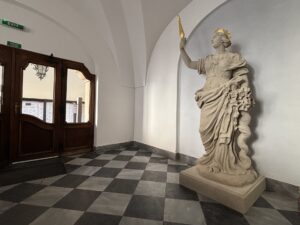 Kašna Parnas a socha Evropy: replika září na Zelňáku, originál chrání radnice